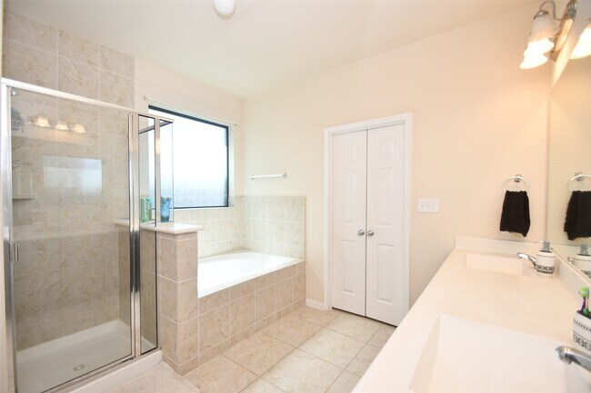 Building Photo - 5619 Drumlin Field Way