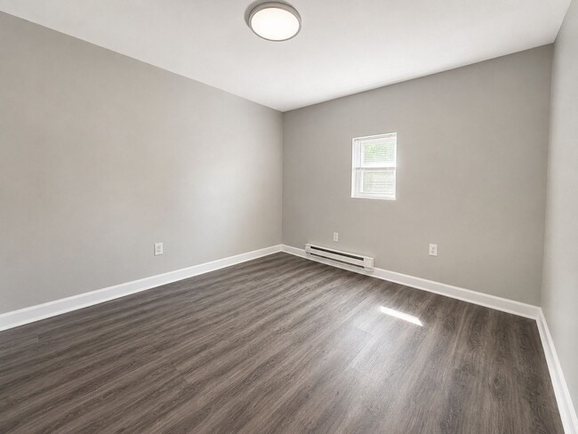 Building Photo - Spacious 3-Bedroom Rental with Front Porch, Backyard & Basement