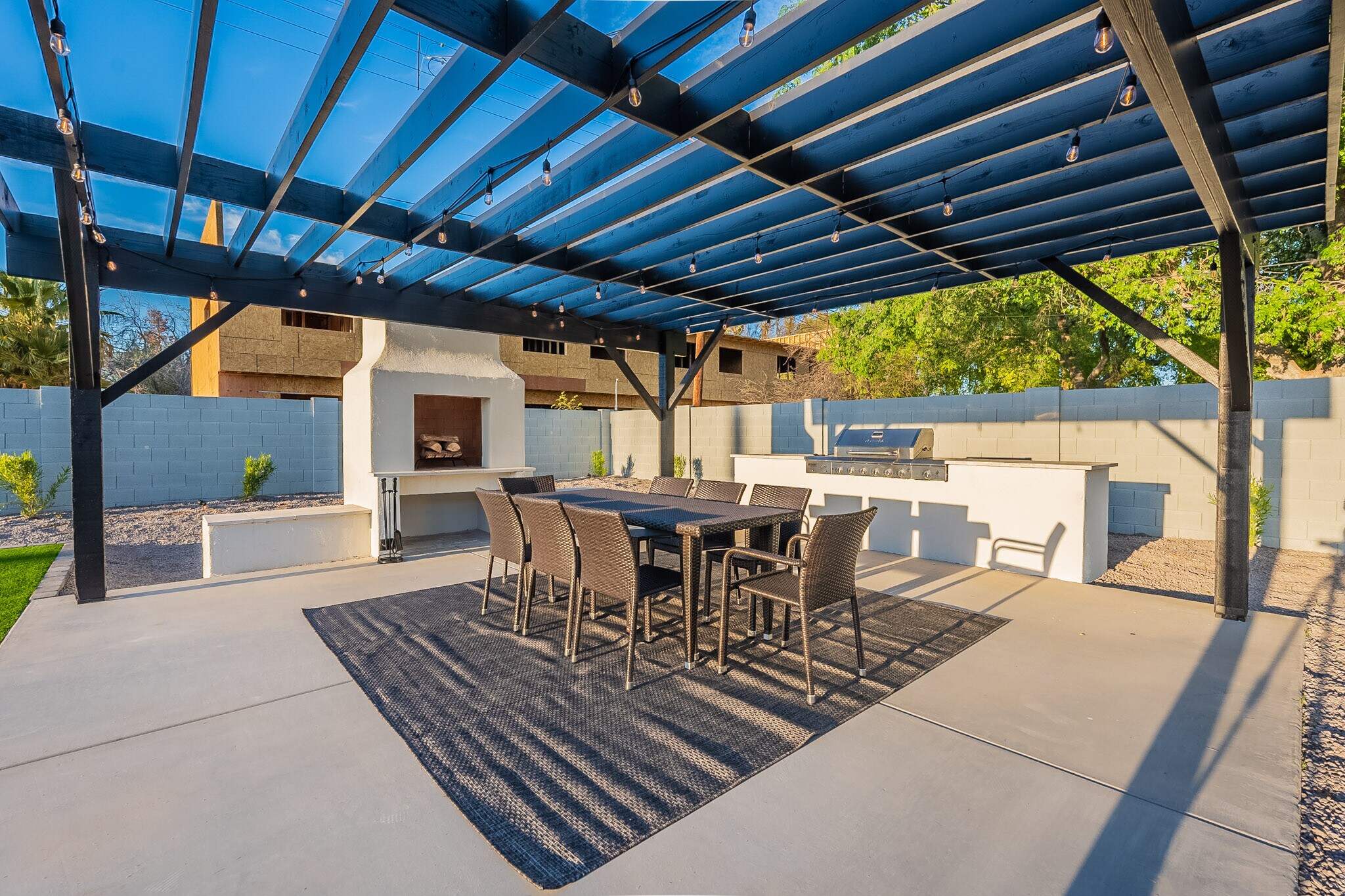 BBQ / Fireplace - 126 E Palmcroft Dr