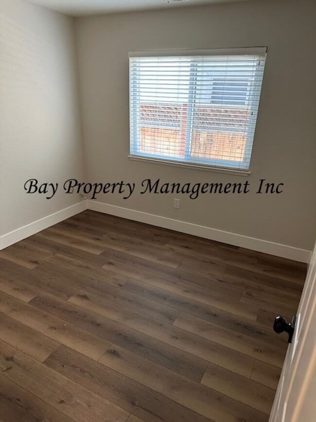 Building Photo - Nicely Updated 3 bedroom, 2 bath Home in t...