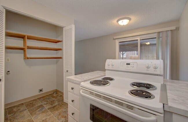 Building Photo - Elias / Boyd 701-03