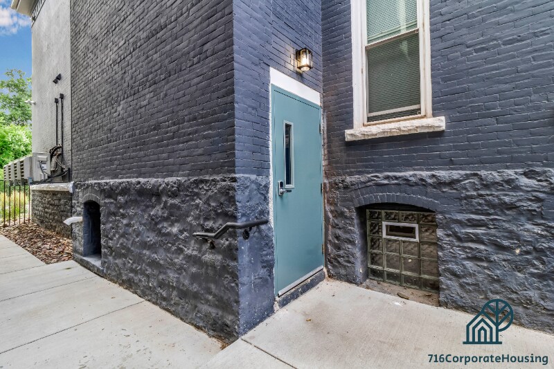 Building Photo - 36 E Utica St