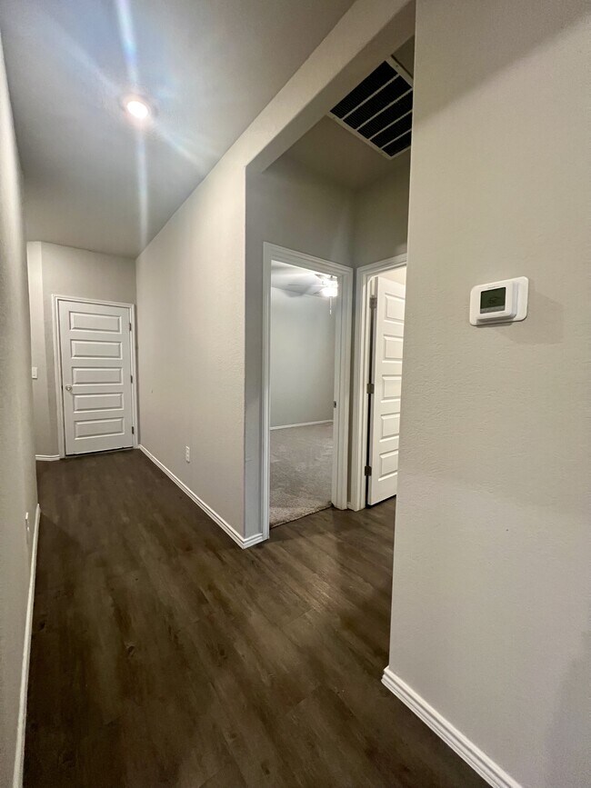 Building Photo - 596 Jennifer Wy