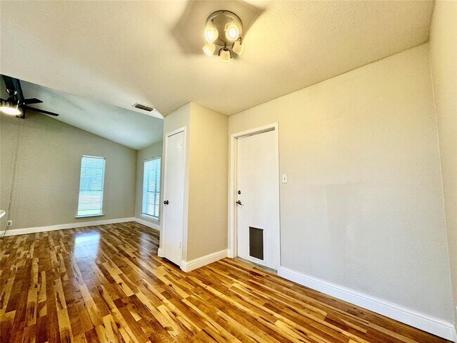 Building Photo - Charming Ranch Style Home Near Parmer Lane...