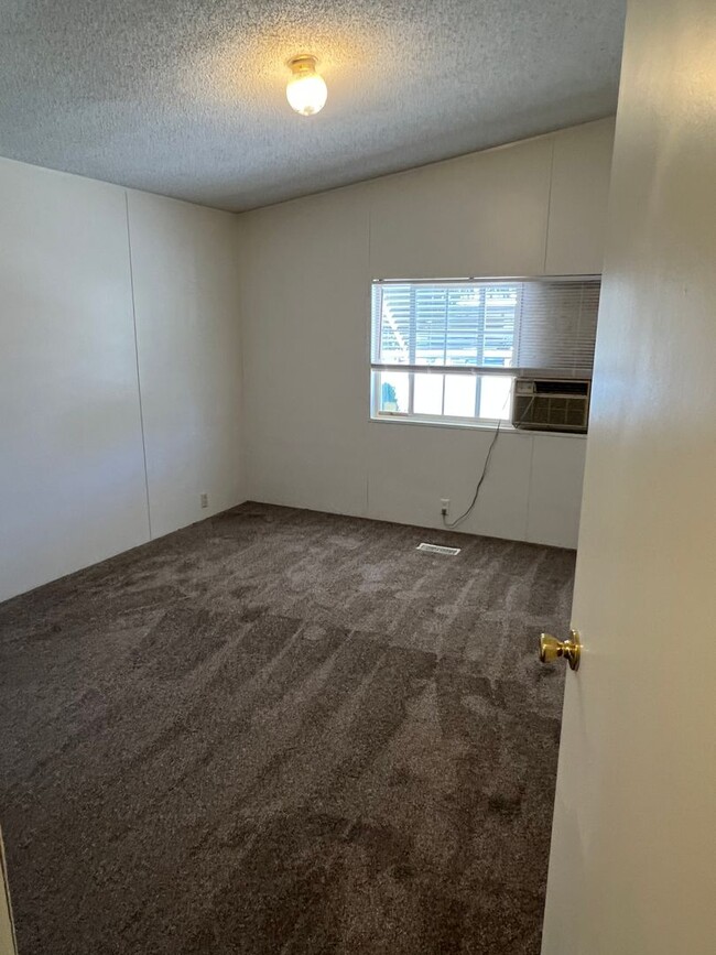 Building Photo - 3 bedroom 2 bath in Hamilton City with fru...