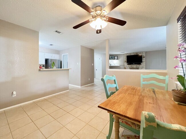 Building Photo - Comfortable 3 Bed, 2 Bath Home with Natural Light Throughout