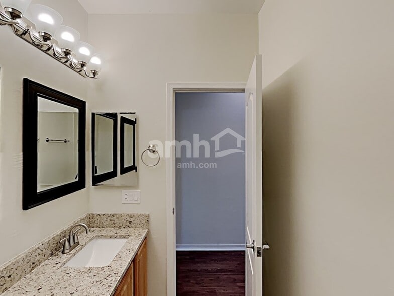 Building Photo - 221 W Vuelta Friso