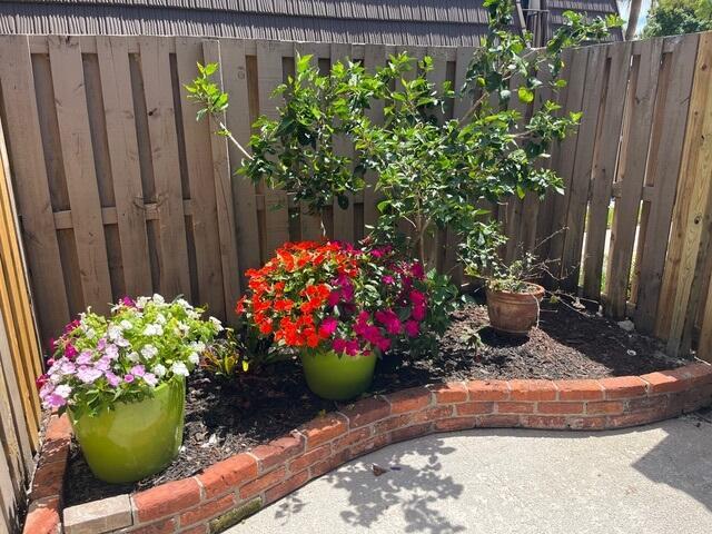 Building Photo - 1120 11th Ct