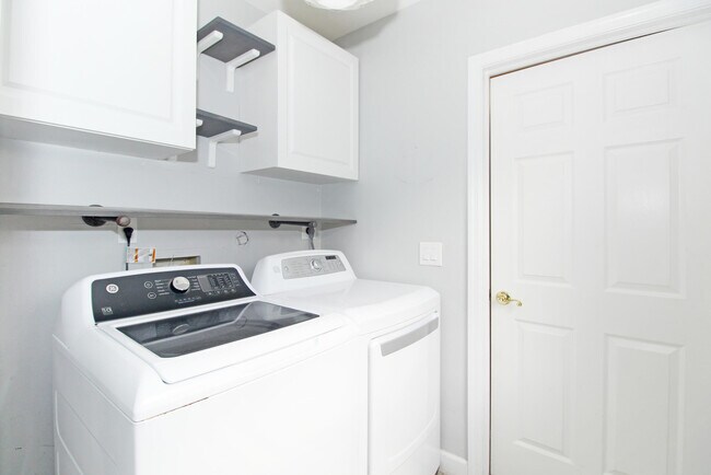 Building Photo - 896 Rose Ct