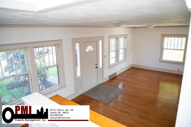 Building Photo - 4 Bedroom, 1.5 bathroom House For Rent; Av...