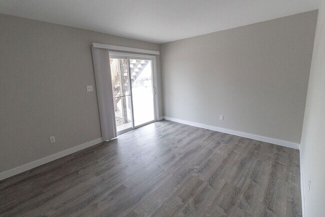 Building Photo - Fully Updated 2 BDR Apartment