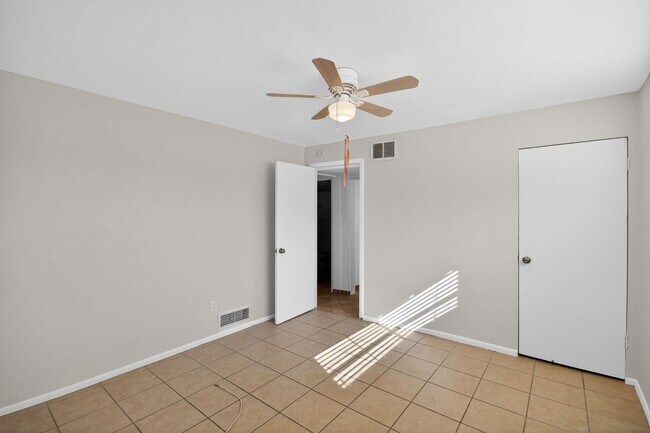Building Photo - 2272 E Blacklidge Dr