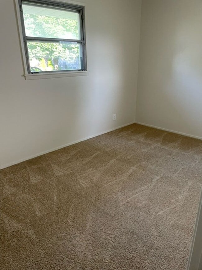 Building Photo - Charming 2-Bedroom Home in Prime Milwaukee...