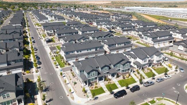 Building Photo - GET THE FIRST MONTHS RENT FOR FREE!!!