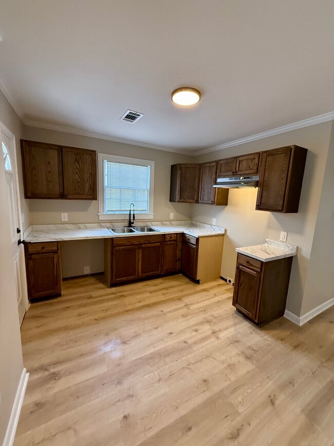 Building Photo - 135 King St