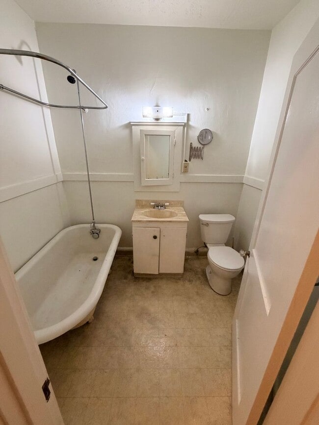 Building Photo - Studio Second Floor Unit Ladd's Addition/Hawthorne District