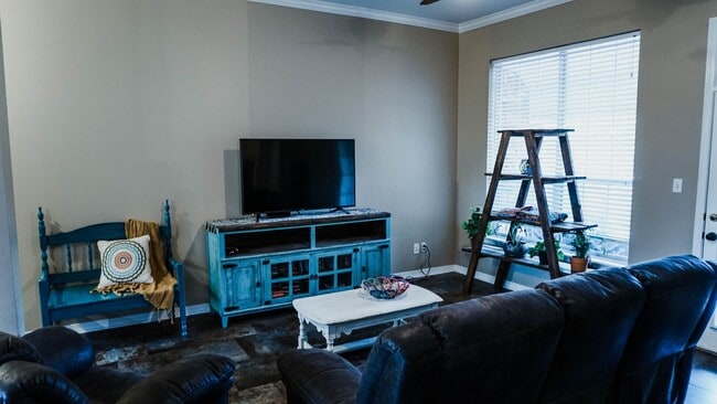 Building Photo - 3 Bedroom 2 Baths 2000 sq/ft in Stockwell