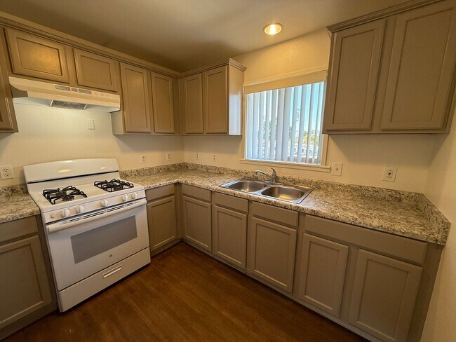Building Photo - Free months rent and $250 Walmart Gift Car...