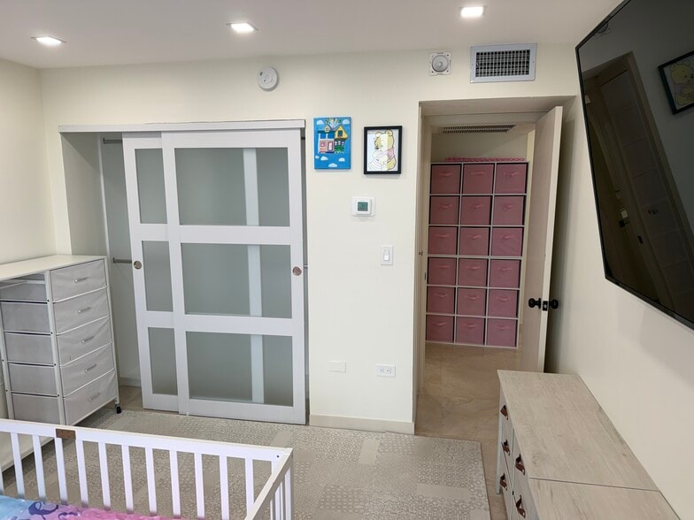 Unit Entry - Foyer with Decorative Tile Accent - 5555 Collins Ave