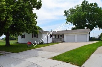 Building Photo - 2219 Sunset Ave