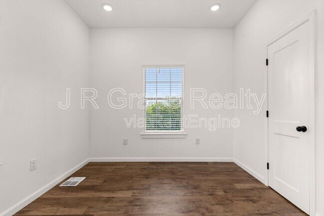 Building Photo - 2317 Maple Ave