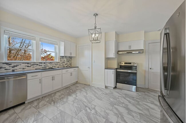 Building Photo - 158 Henry St