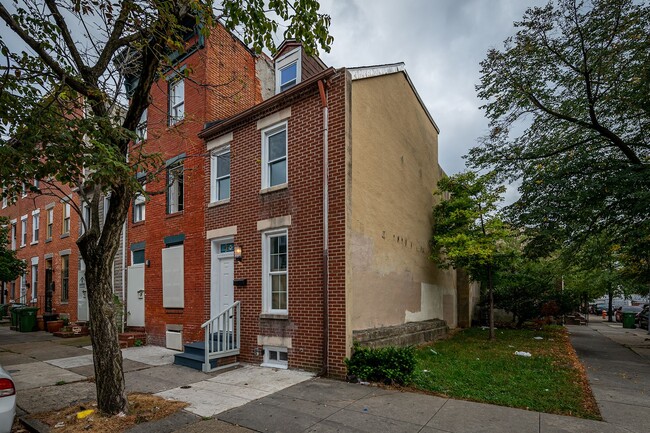 Building Photo - TAKE A SECOND LOOK AT THIS END-UNIT TOWNHOME