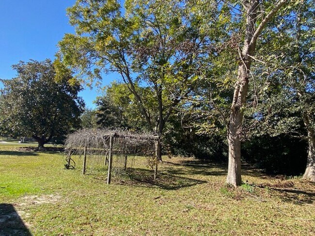 Building Photo - Christmas Move-In Special!! $500 off first month's rent - UTILITIES, LAWN CARE, WIFI, GARBAGE INC...