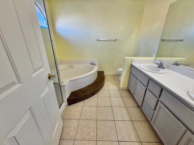 Building Photo - Charming home in a desirable Henderson neighborhood