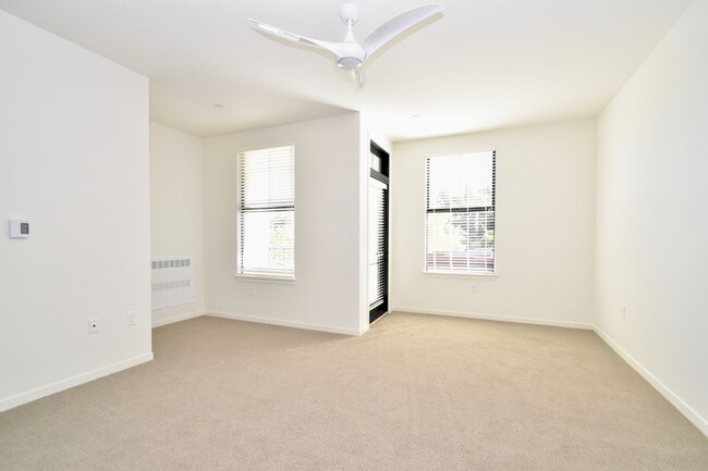 Building Photo - 107 G St