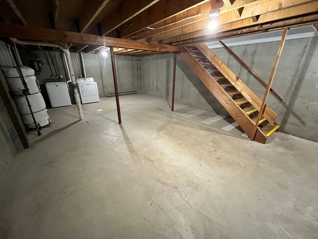 Building Photo - Great Location - 2 Bdrm , 1.5 Baths  - Ava...