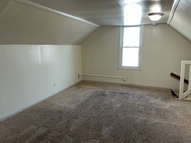 Building Photo - 3 Bedroom Single Family Home