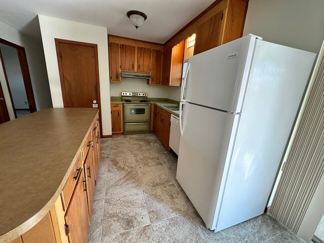 Building Photo - 241 Belaire Dr