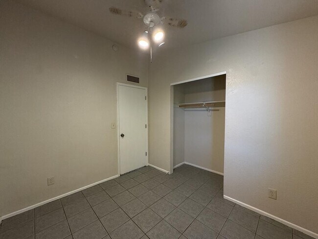 Building Photo - 1205 E Cottonwood Dr