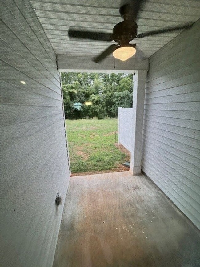 Building Photo - 1st Full Months Rent FREE!