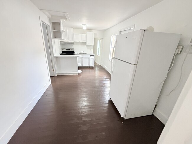 Building Photo - 4343 Pinewood Ave