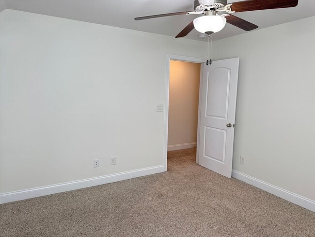 Building Photo - Beautiful 5 Bedroom, 2.5 bath Home in Hickory Wild Subdivision! Lawn care included!