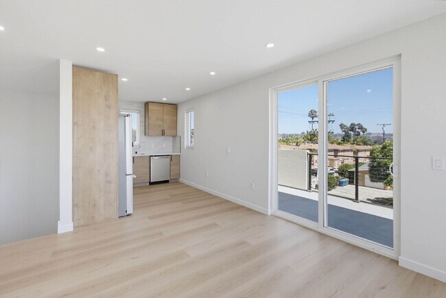 Building Photo - Breathtaking Bay Views & Large Private Deck - Walking Distance To Mission Bay
