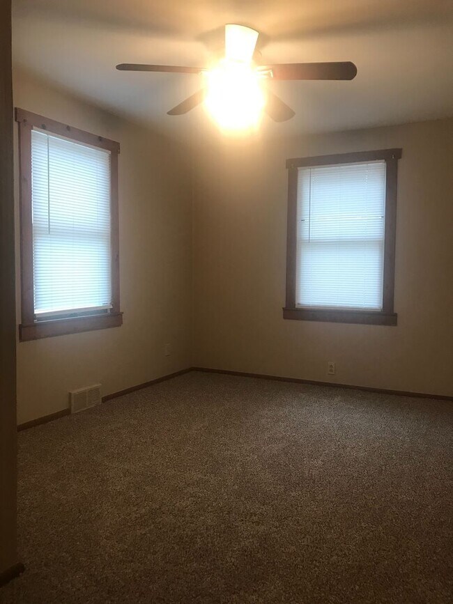 Building Photo - COMING SOON! Cute South County Cottage with White Picket fence, and  Garage