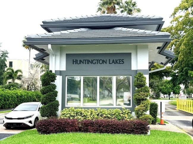 Building Photo - 7076 Huntington Ln