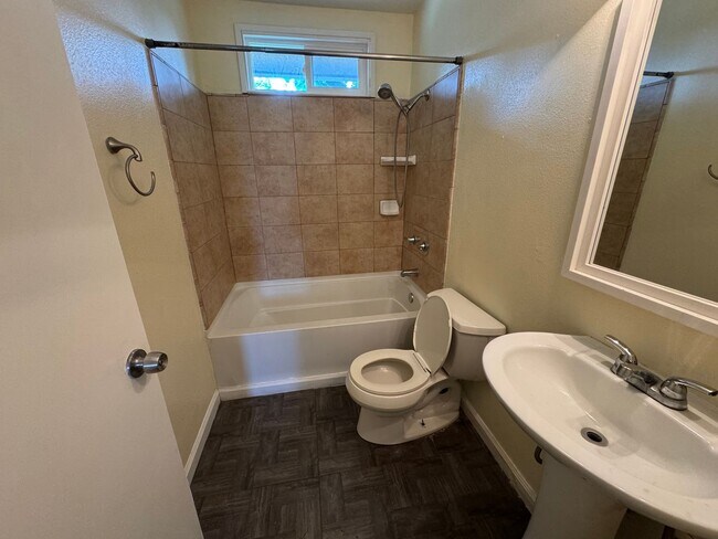 Building Photo - 566 Meadow Ln