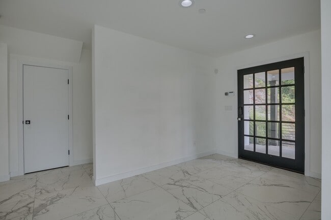 Building Photo - Stunning 5 Bedroom Juanita Bay Home For Rent!