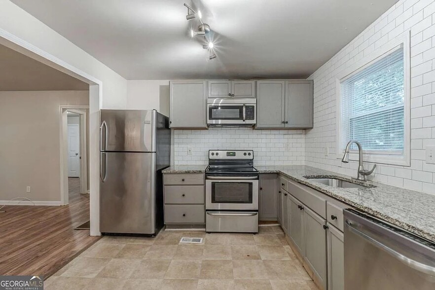 Building Photo - 3140 Delowe Dr