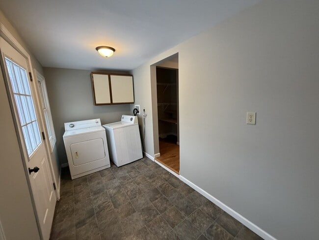 Building Photo - 323 Selma St