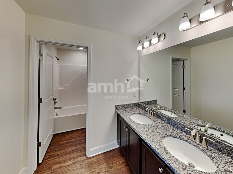 Building Photo - 3004 Esquire Dr