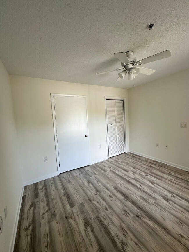 Building Photo - Private Bedroom Suite within Shared 4-Bedr...