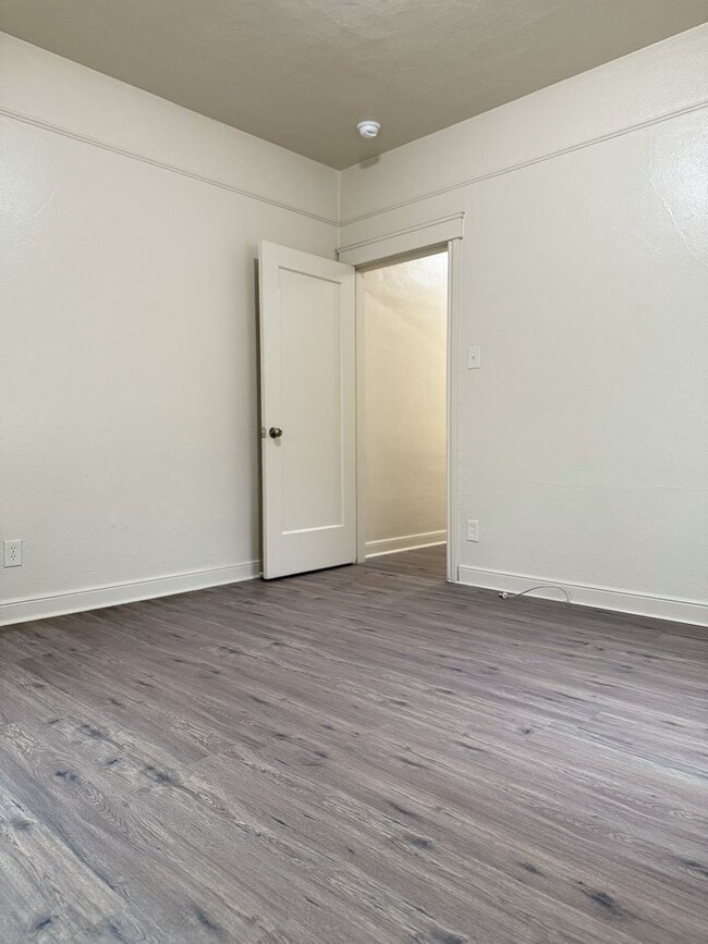 Building Photo - Endearing 3/1 Available!