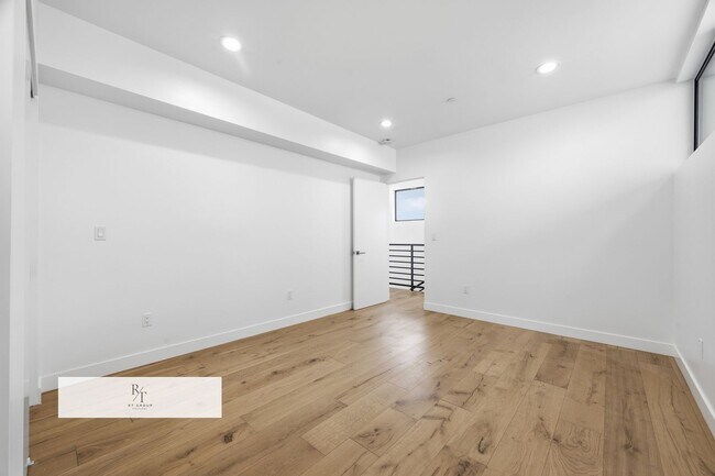 Building Photo - Luxury Modern Living with Stunning LA Skyline Views