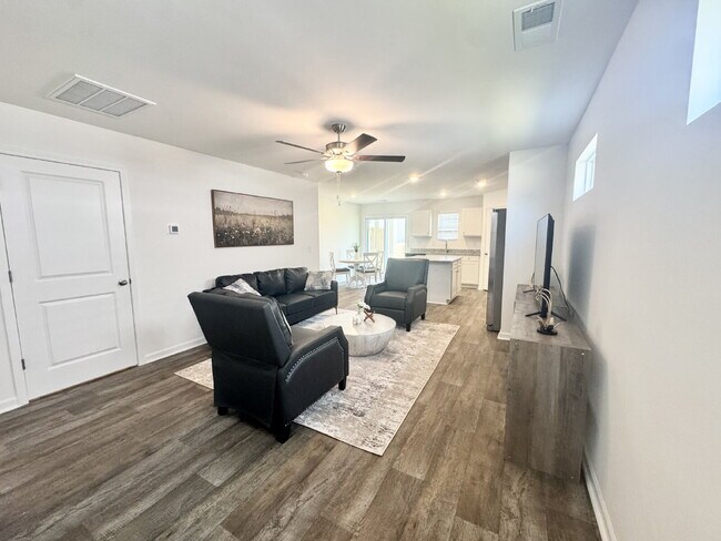 Building Photo - Brand new townhome - Perfect for students or families