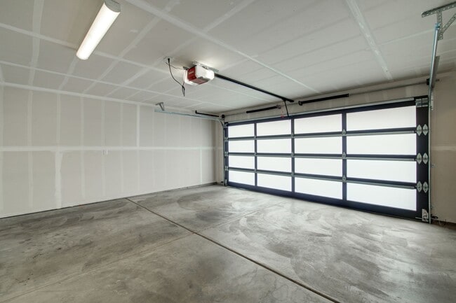 Building Photo - 4Bd/3Ba Bellevue Townhouse